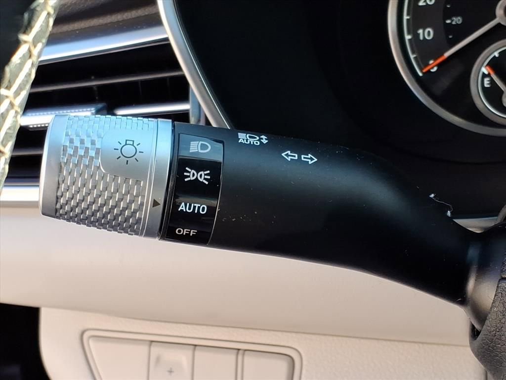 Used 2025 Genesis G70 2.5T image 24