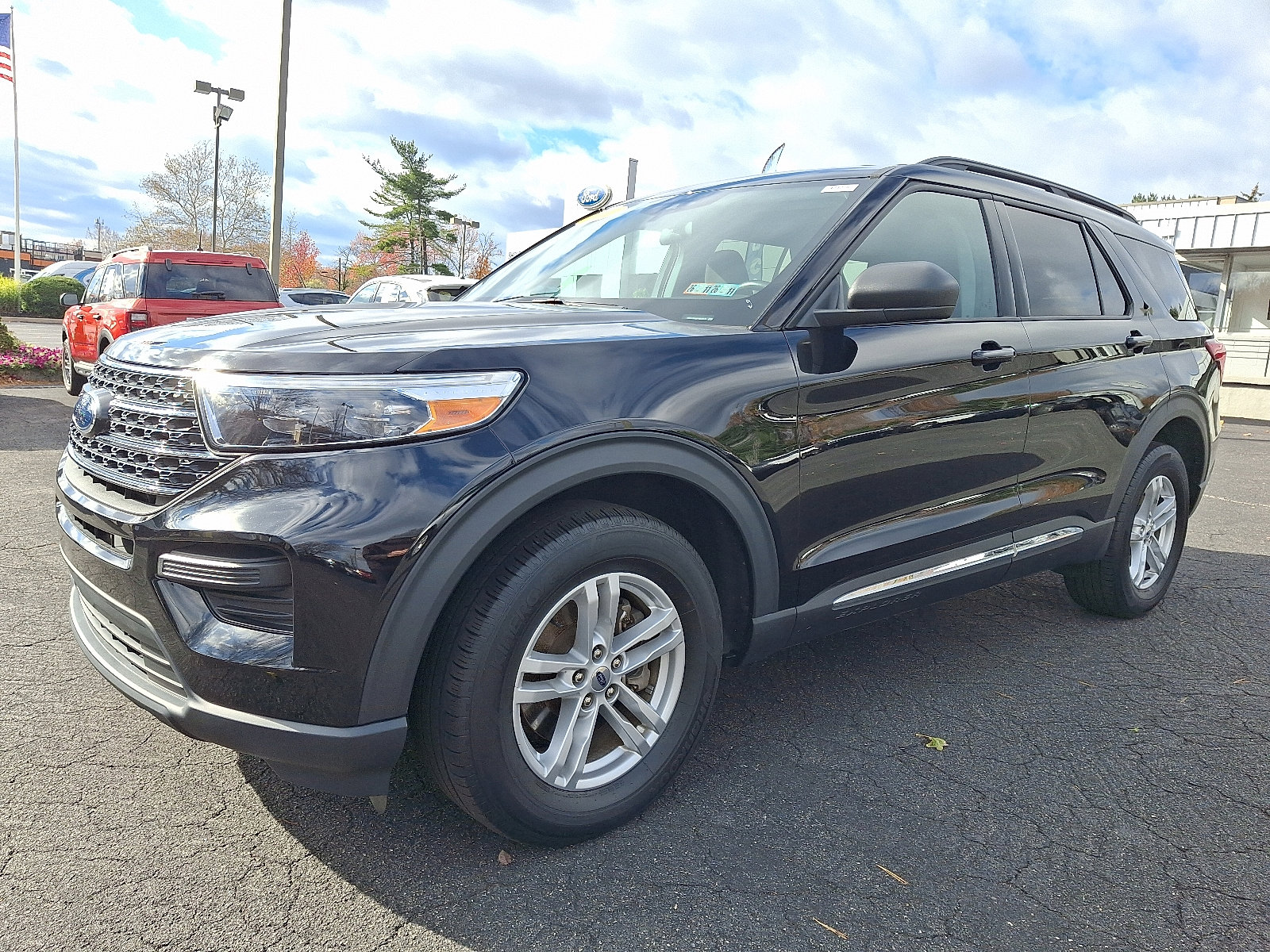 Used 2023 Ford Explorer XLT image 3