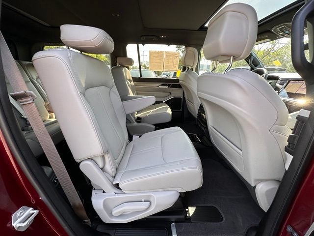Used 2025 Jeep Wagoneer Series III w/ Premium Group I AWD/4WD image 31