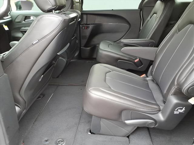 New 2026 Chrysler Pacifica Select AWD/4WD image 11