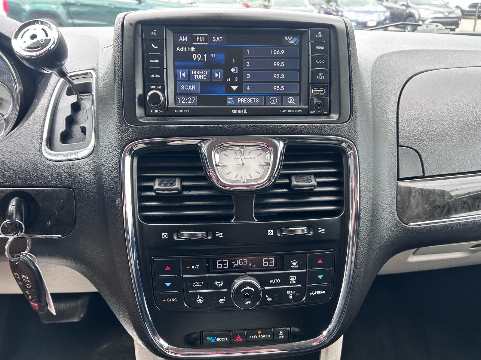 Used 2016 Chrysler Town & Country Limited Platinum FWD image 25