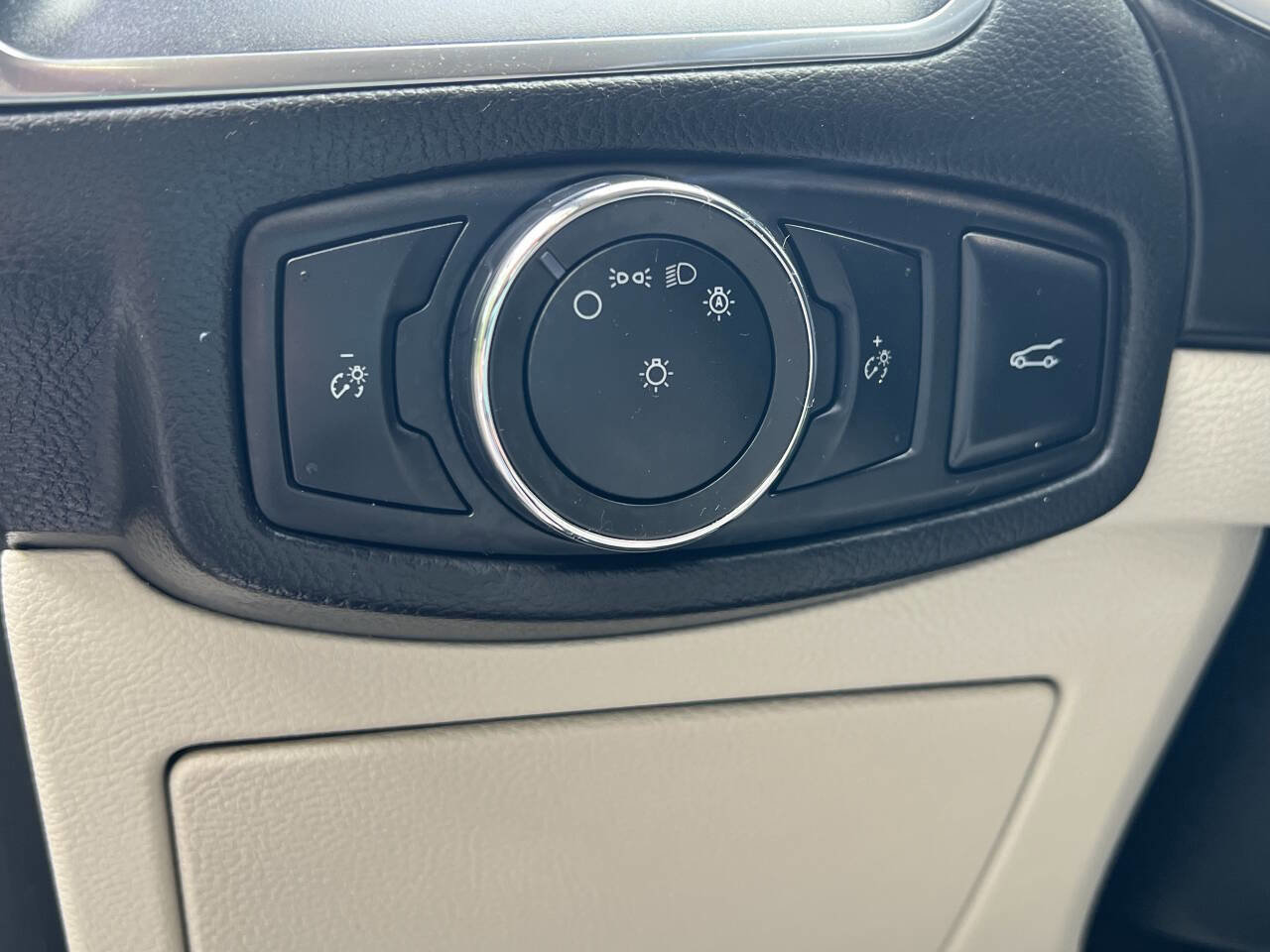 Used 2018 Ford Edge Titanium w/ Ford Safe & Smart Package FWD image 17