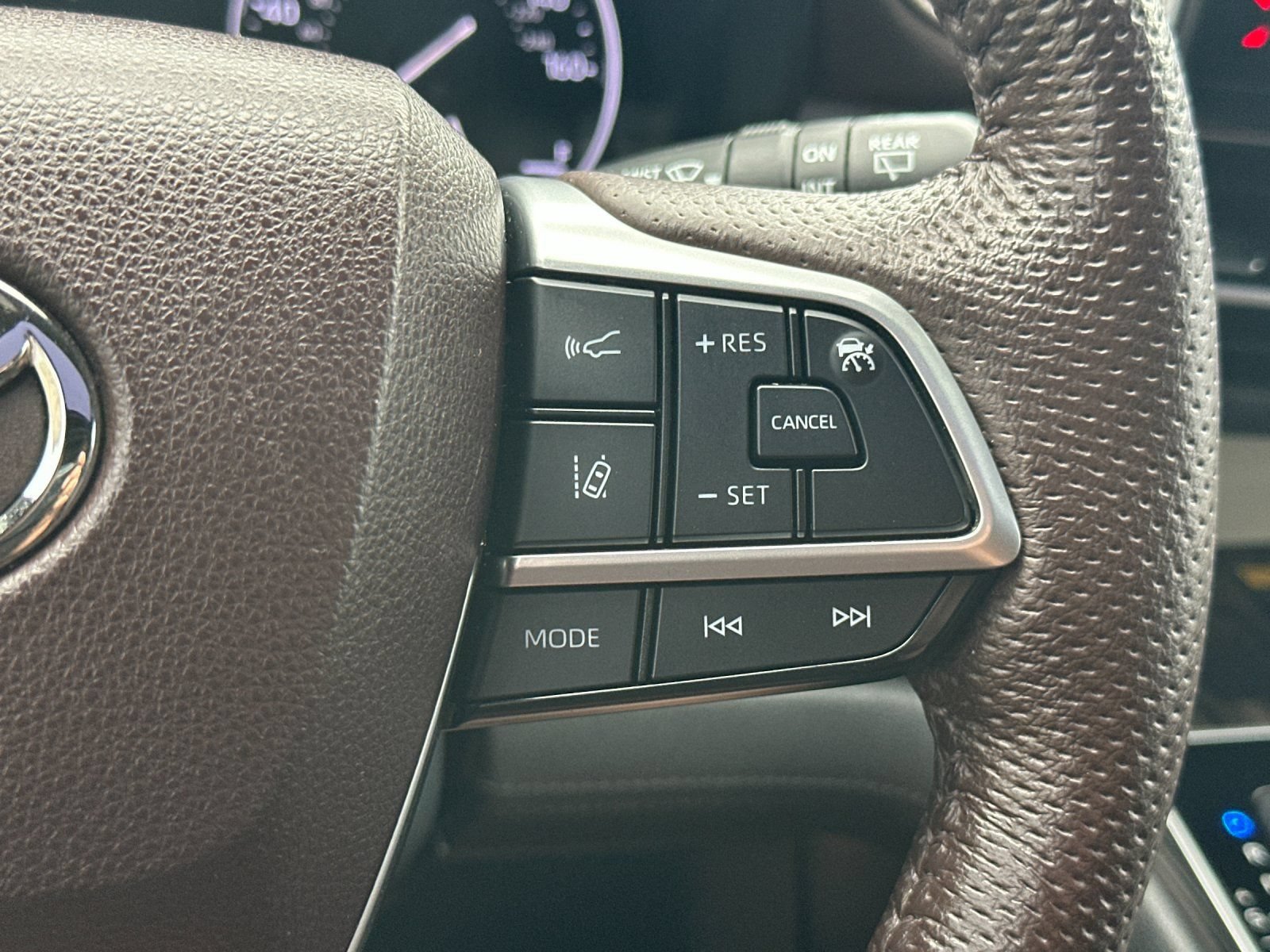 Used 2023 Toyota Sienna Platinum FWD image 34