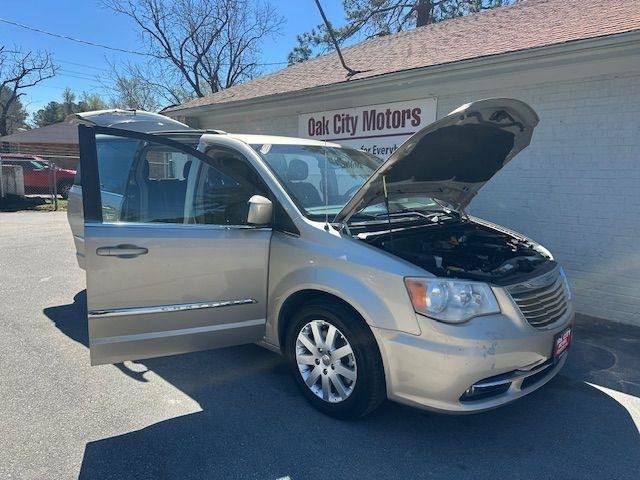 Used 2013 Chrysler Town & Country Touring image 9