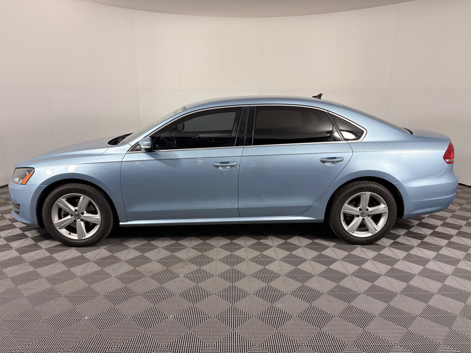 Used 2013 Volkswagen Passat 2.5 SE FWD image 2