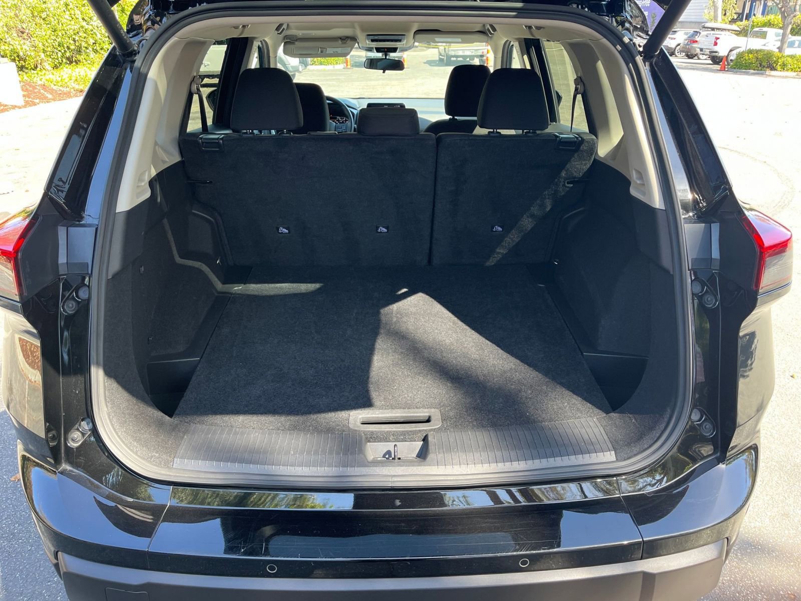 Used 2025 Nissan Rogue SV image 33