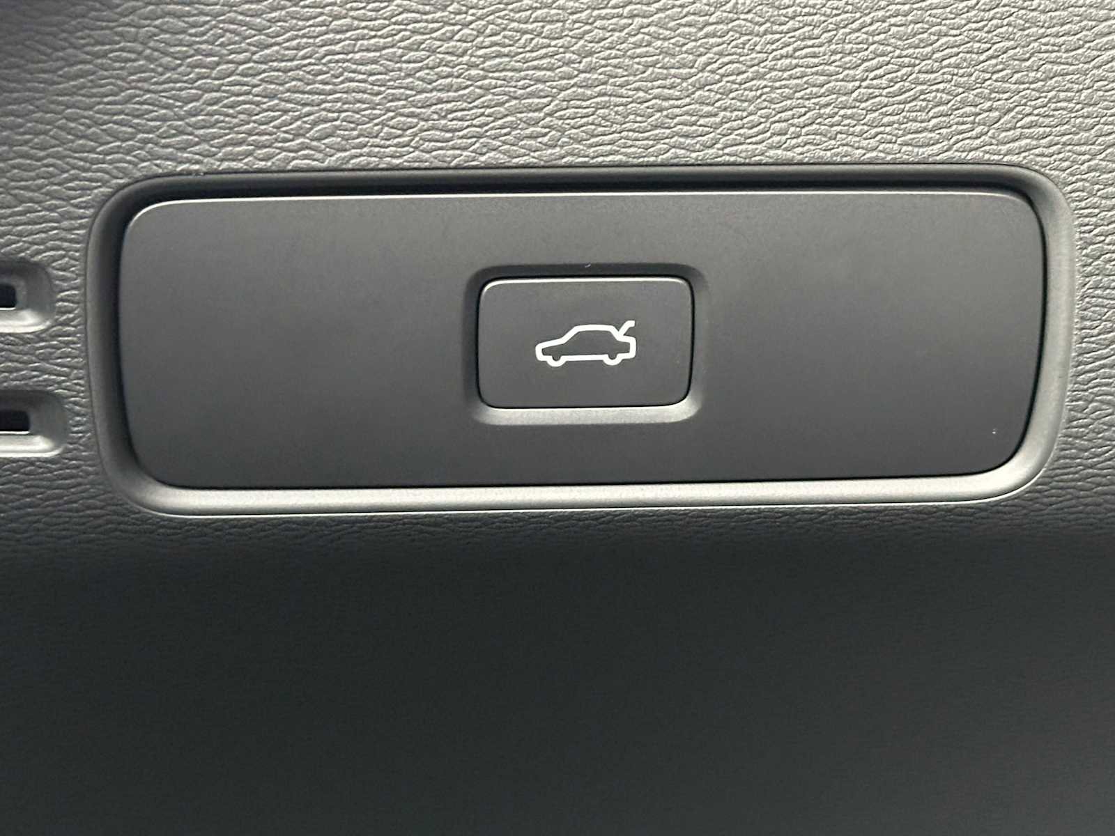 Used 2025 Volvo XC40 B5 Core w/ Climate Package image 32