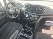 Used 2023 Chrysler Pacifica Touring FWD image 17