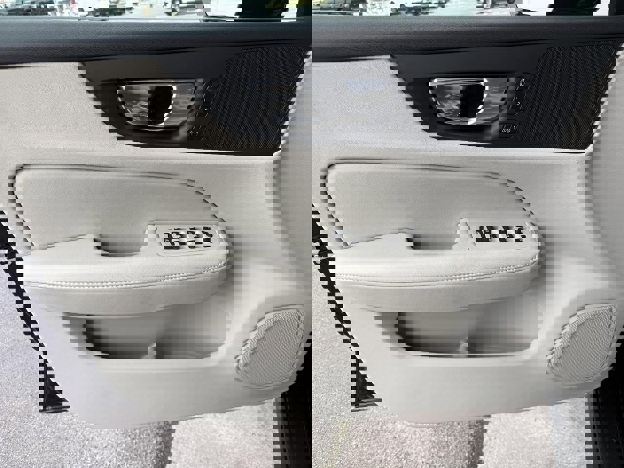 Used 2024 Volvo V60 B5 Cross Country Plus image 8