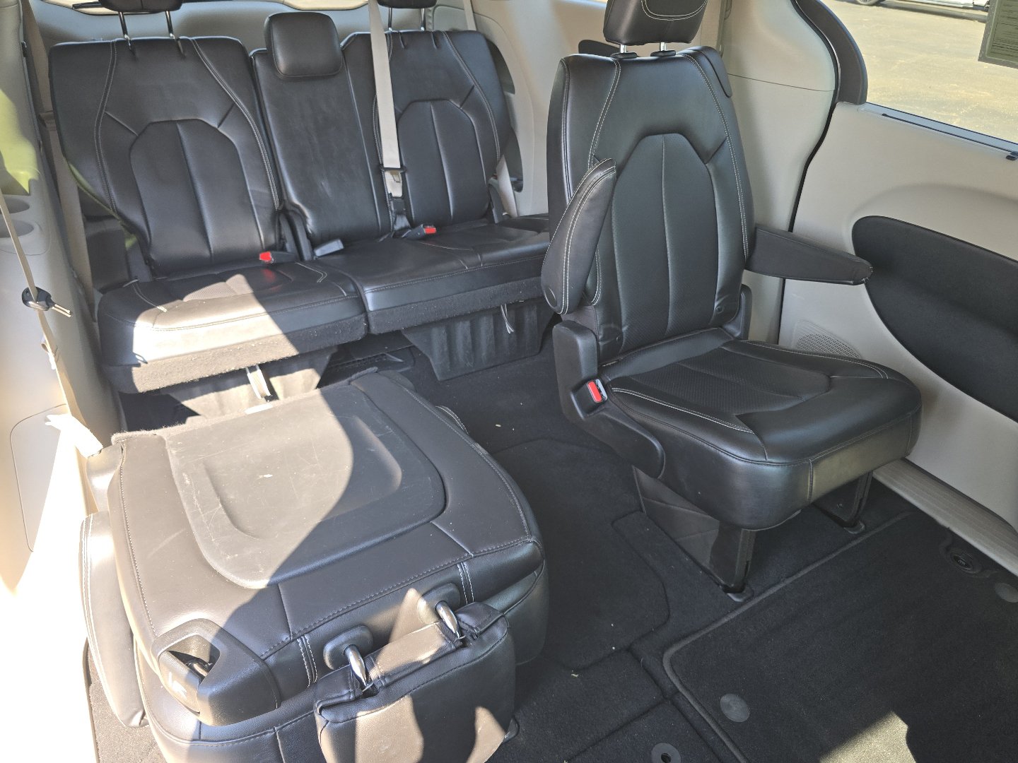 Used 2023 Chrysler Pacifica Touring-L FWD image 27