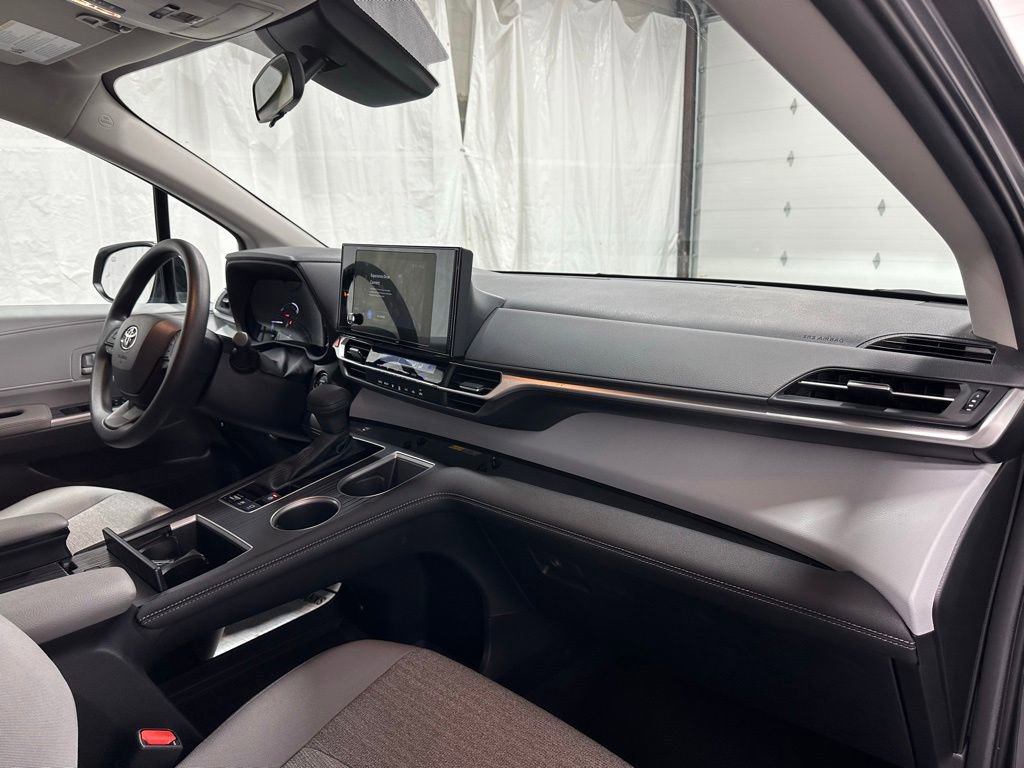 Used 2025 Toyota Sienna LE image 64