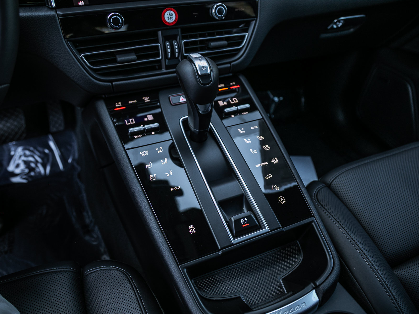 Certified 2026 Porsche Macan AWD/4WD image 18
