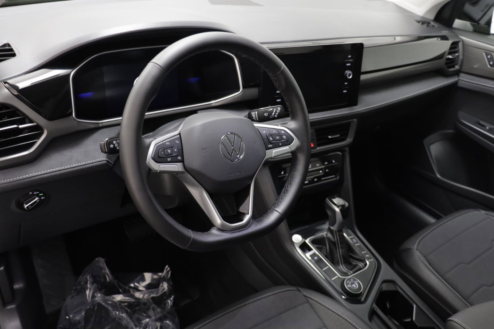 Used 2025 Volkswagen Taos SE image 6