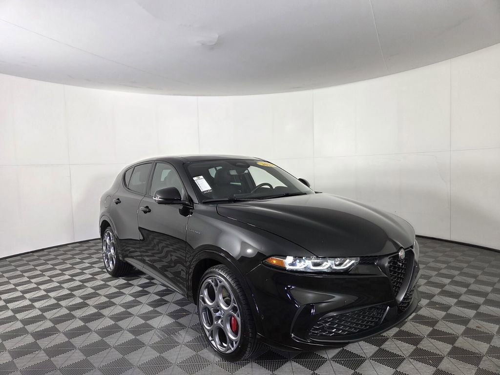 Used 2025 Alfa Romeo Tonale Veloce w/ Premium Package image 2
