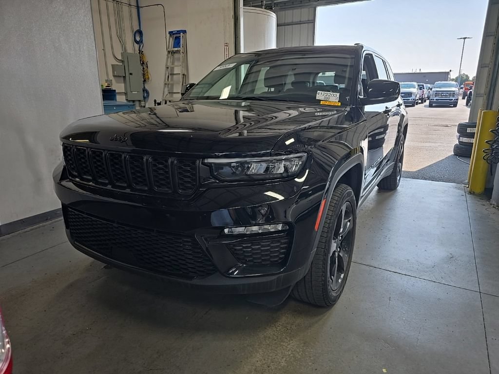 Used 2023 Jeep Grand Cherokee Limited w/ Black Appearance Package AWD/4WD image 2