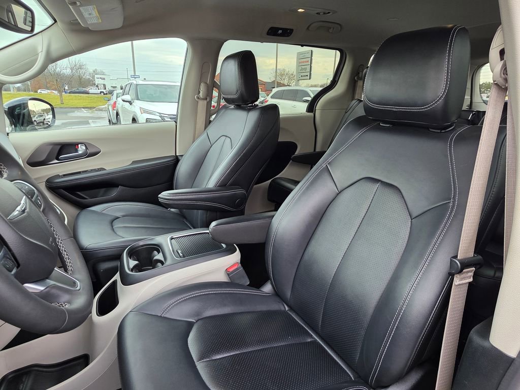 Used 2024 Chrysler Pacifica Touring-L image 10