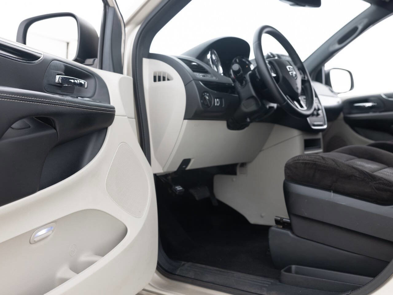 Used 2014 Dodge Grand Caravan SE FWD image 26