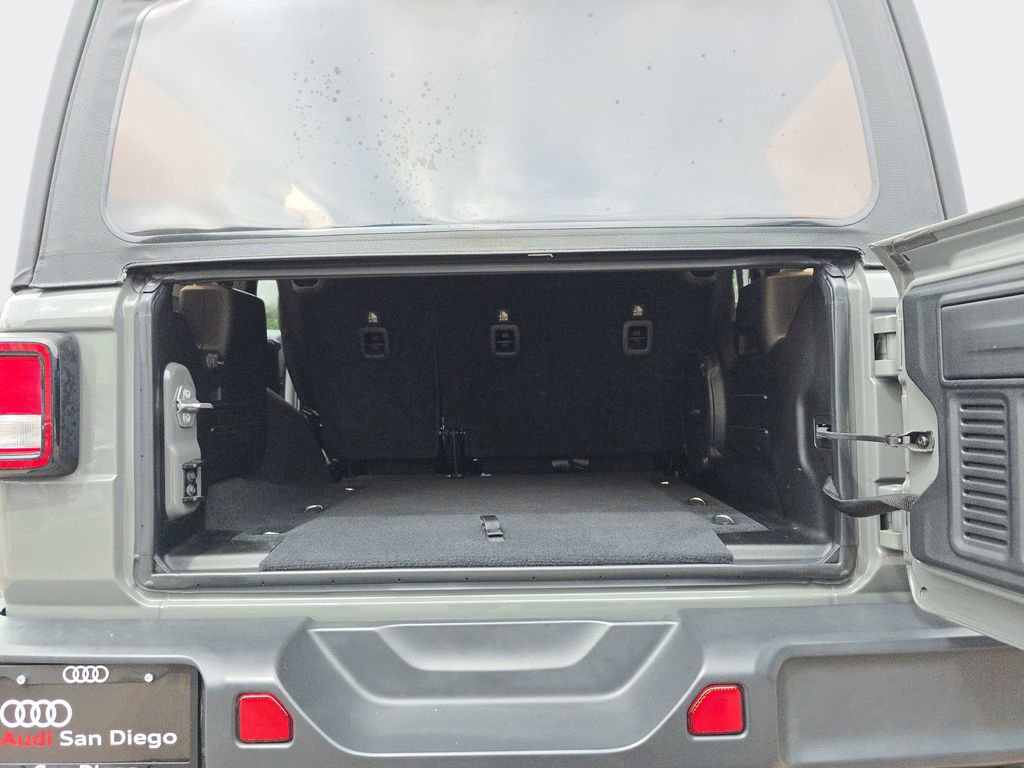 Used 2018 Jeep Wrangler Unlimited Sahara AWD/4WD image 14