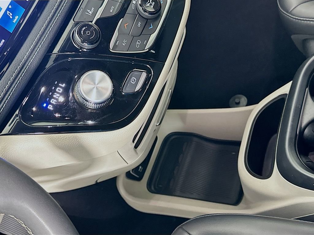 Used 2023 Chrysler Pacifica Touring-L image 16