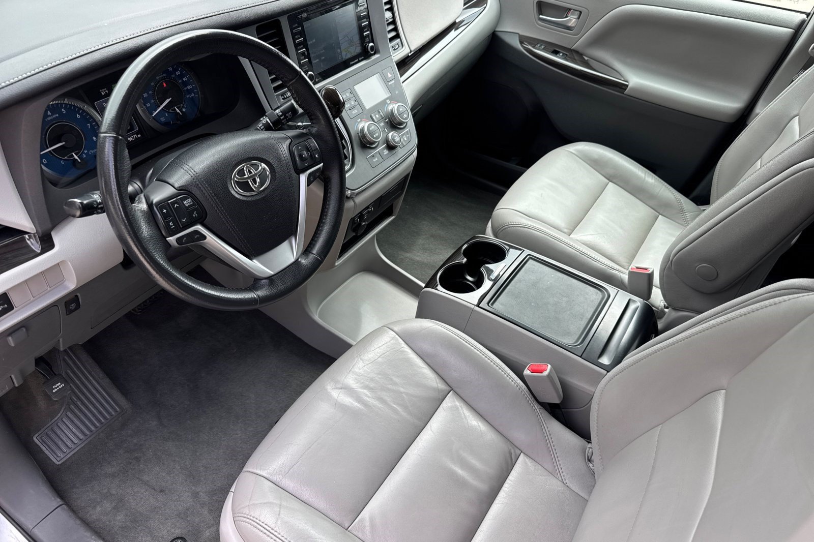 Used 2018 Toyota Sienna XLE w/ XLE Navigation Package FWD image 4