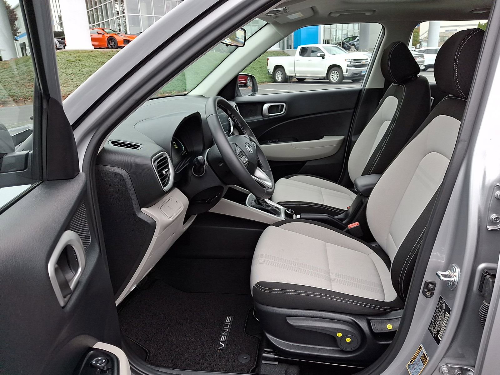 Used 2025 Hyundai Venue SEL image 15