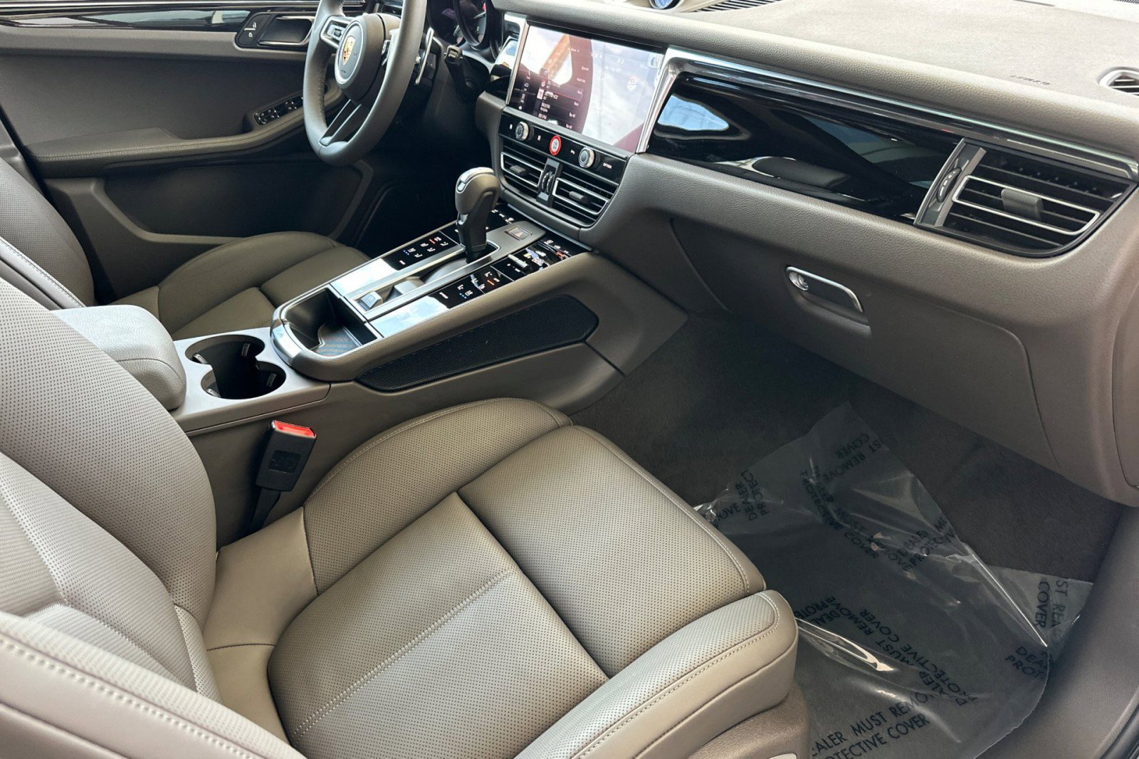 Certified 2026 Porsche Macan AWD/4WD image 16