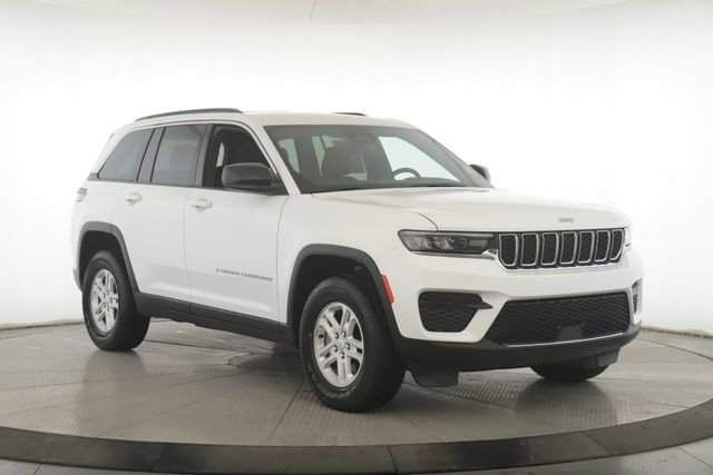 Used 2024 Jeep Grand Cherokee Laredo image 2