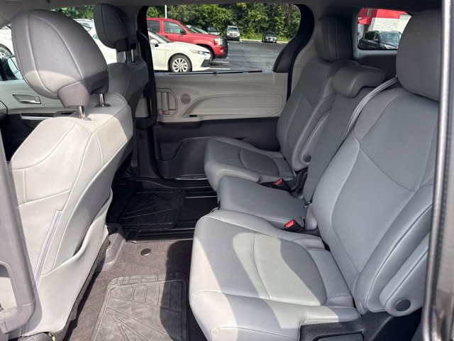 Used 2023 Toyota Sienna XLE FWD image 14