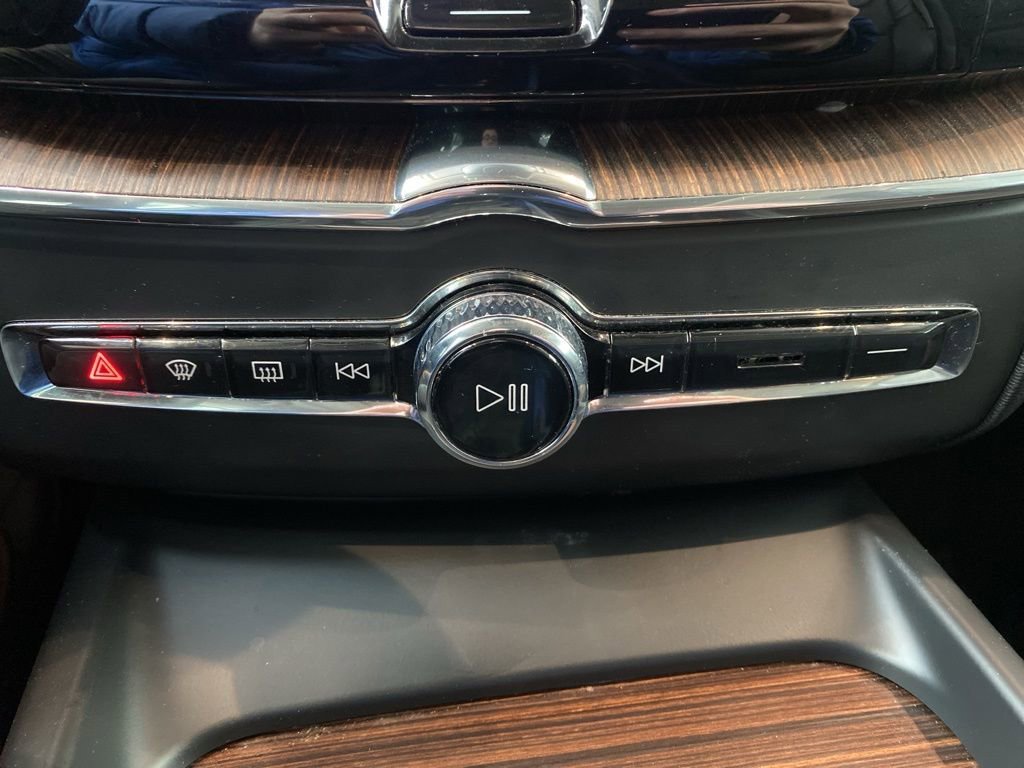 Used 2021 Volvo XC60 T6 Momentum image 14