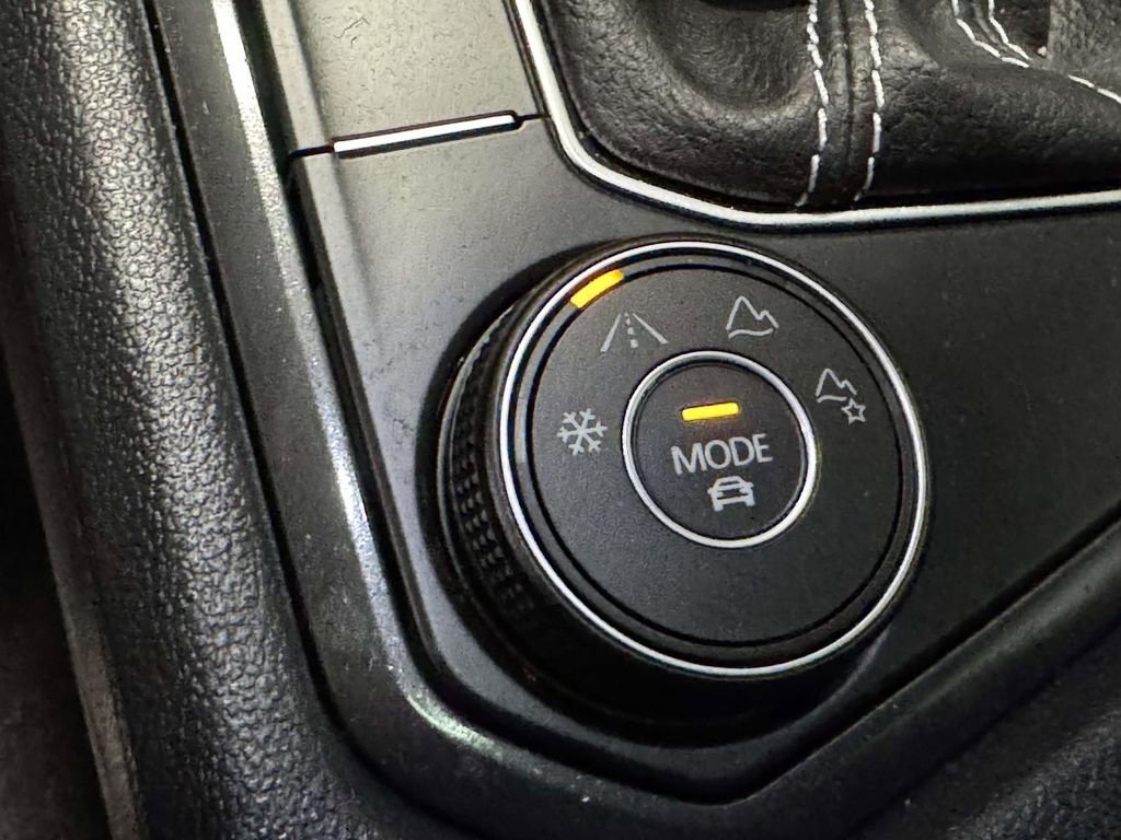 Used 2022 Volkswagen Tiguan SE R-Line image 26