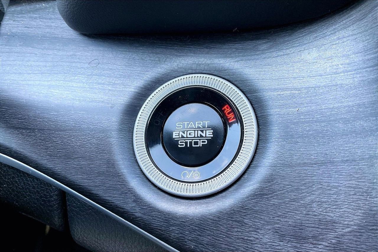 Certified 2025 Jeep Grand Cherokee L Limited w/ Luxury Tech Group II image 30