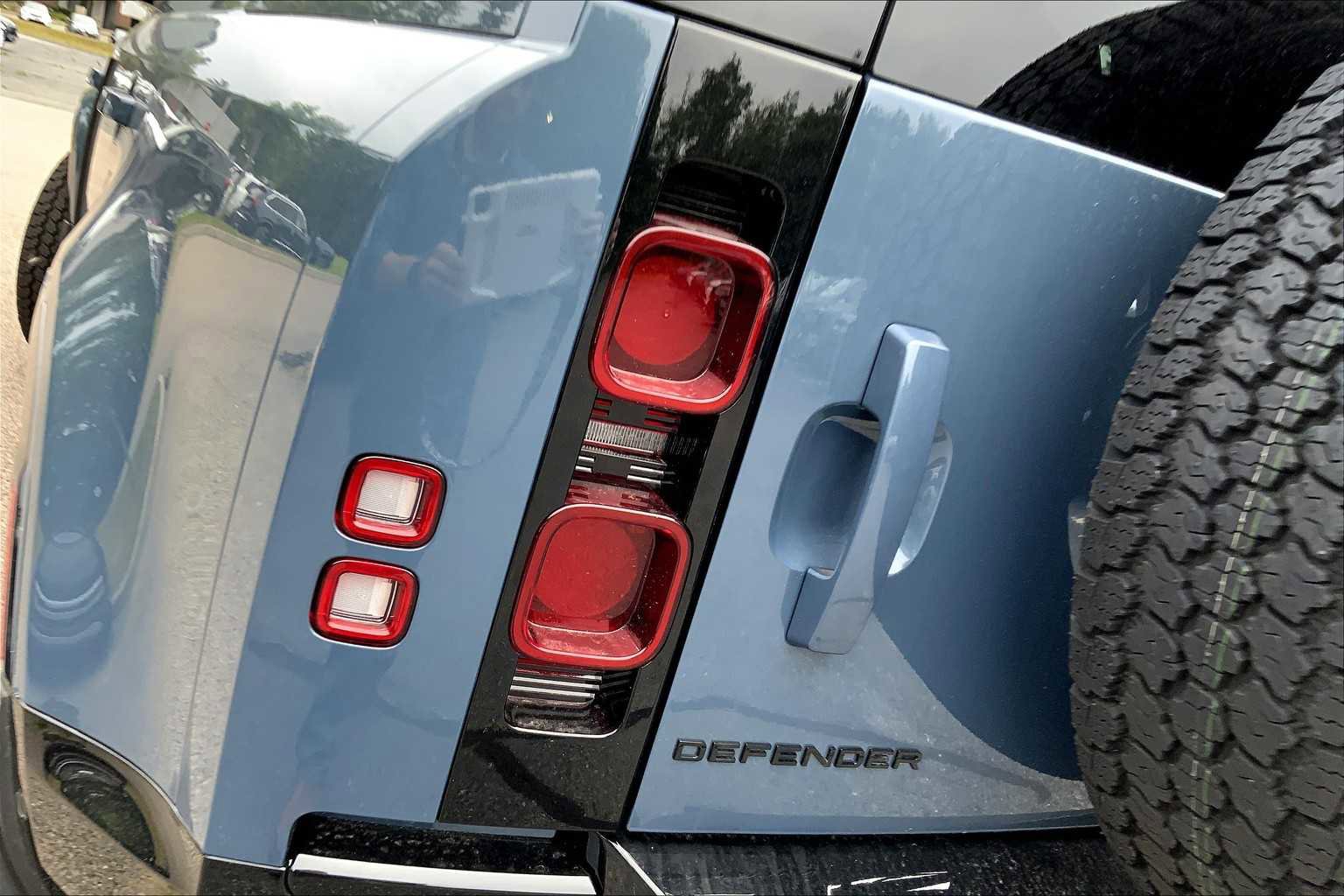 New 2025 Land Rover Defender 110 X-Dynamic SE image 5