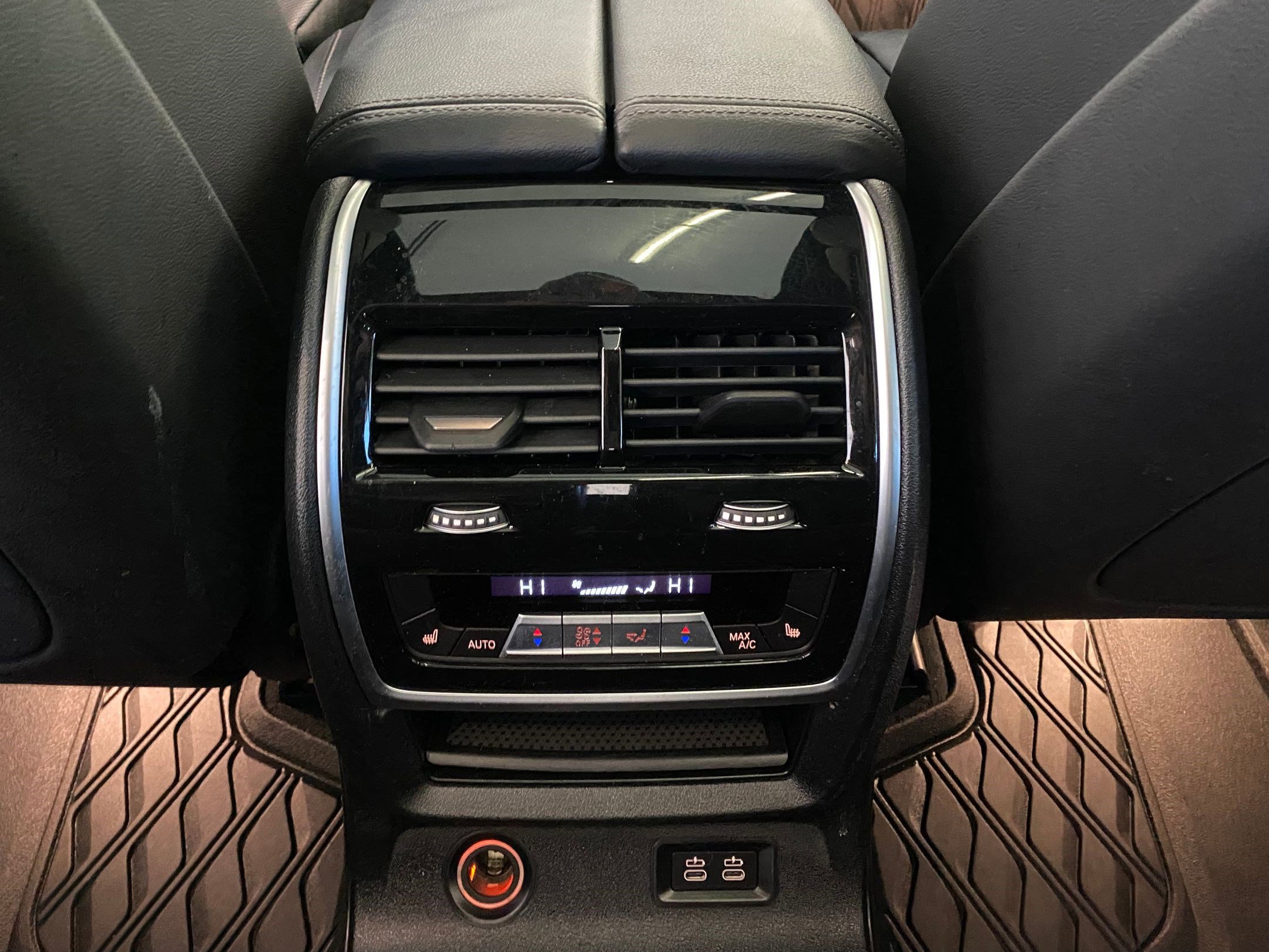 Used 2020 BMW X7 M50i w/ Executive Package image 29