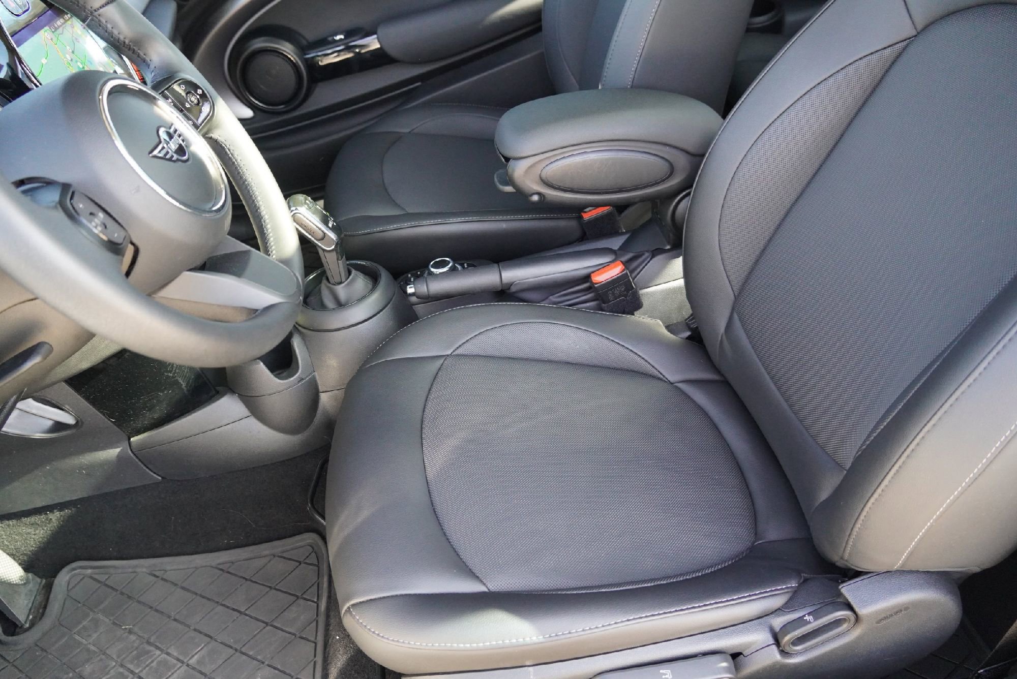 Used 2023 MINI Cooper 2-Door Hardtop image 10