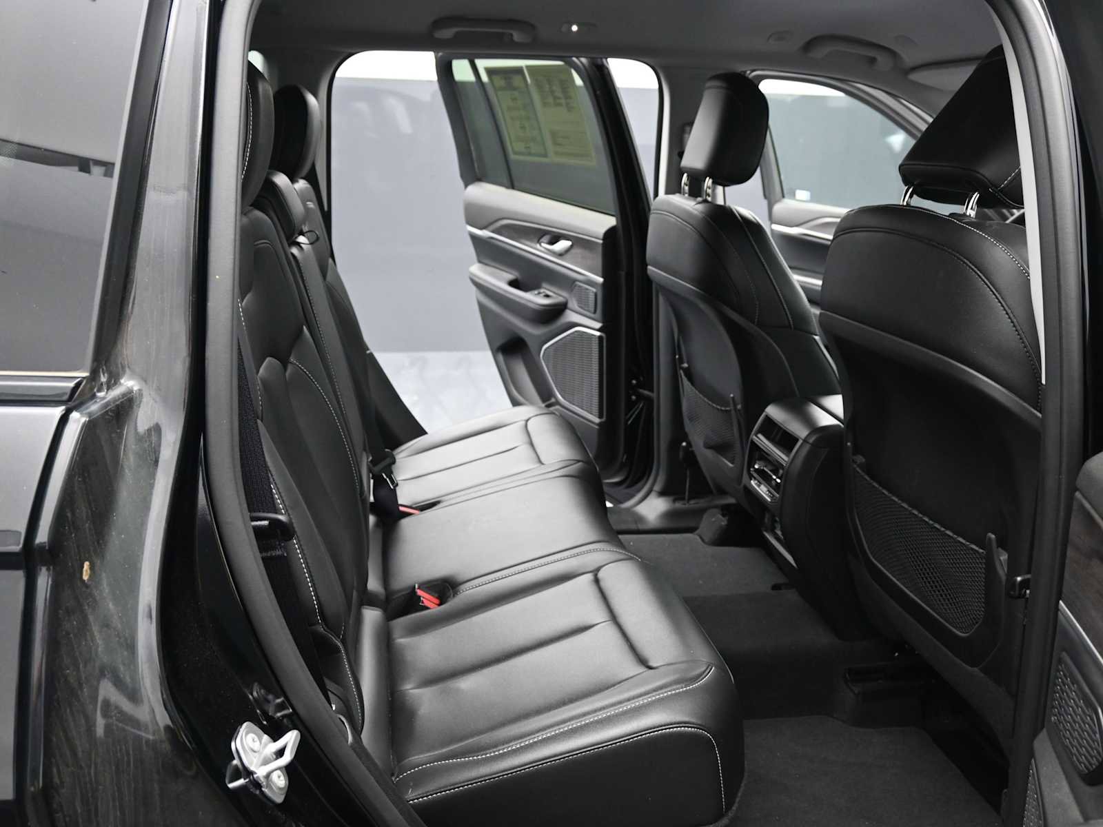 Used 2023 Jeep Grand Cherokee Limited w/ Black Appearance Package image 14