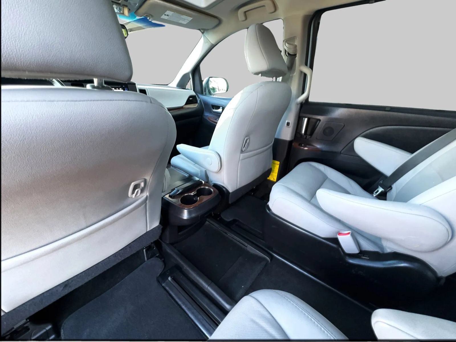 Used 2015 Toyota Sienna Limited FWD image 32