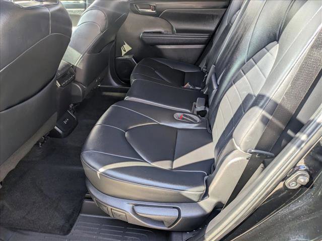 Used 2023 Toyota Highlander XLE image 16