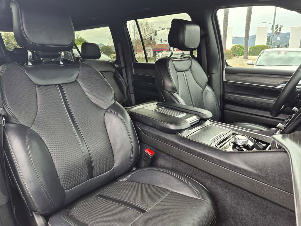 Used 2024 Jeep Wagoneer L Series II image 31