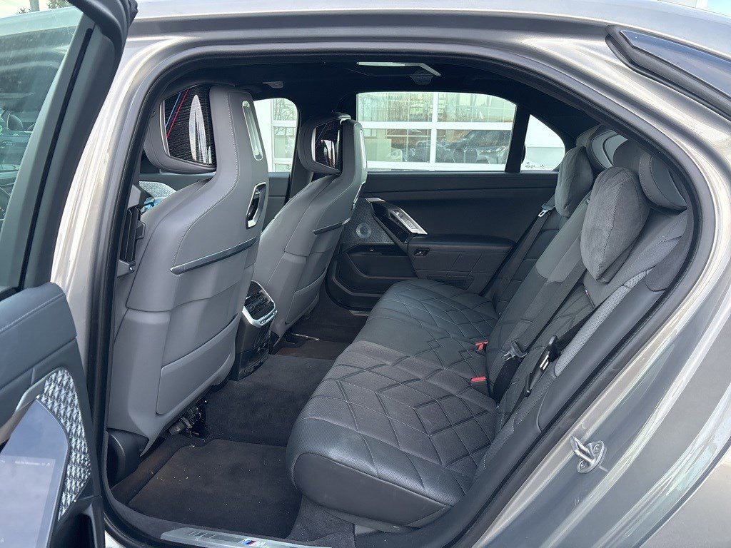 Used 2023 BMW 760i xDrive w/ Luxury Rear Seating Package image 11