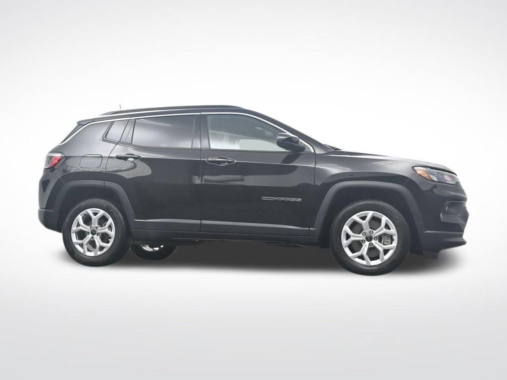 Used 2025 Jeep Compass Latitude image 33