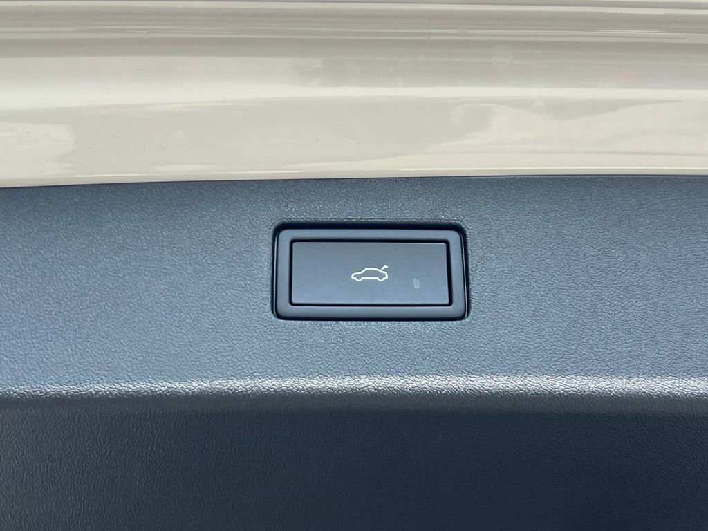 New 2026 Volkswagen Tiguan SE R-Line image 17