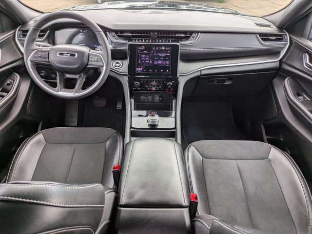 Used 2025 Jeep Grand Cherokee Altitude AWD/4WD image 15