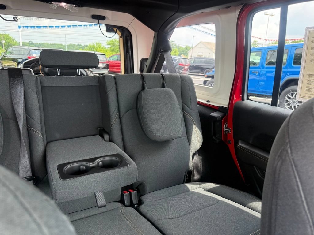Used 2025 Jeep Wrangler Unlimited Sahara w/ Safety Group AWD/4WD image 59