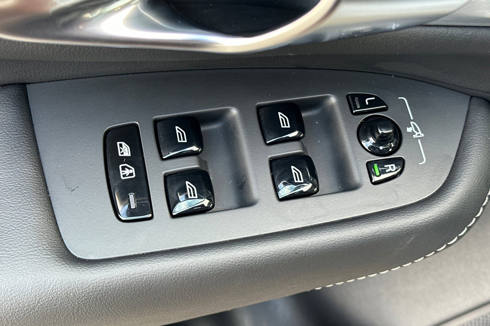 Certified 2025 Volvo XC90 B6 Ultra w/ Protection Package Premier image 16