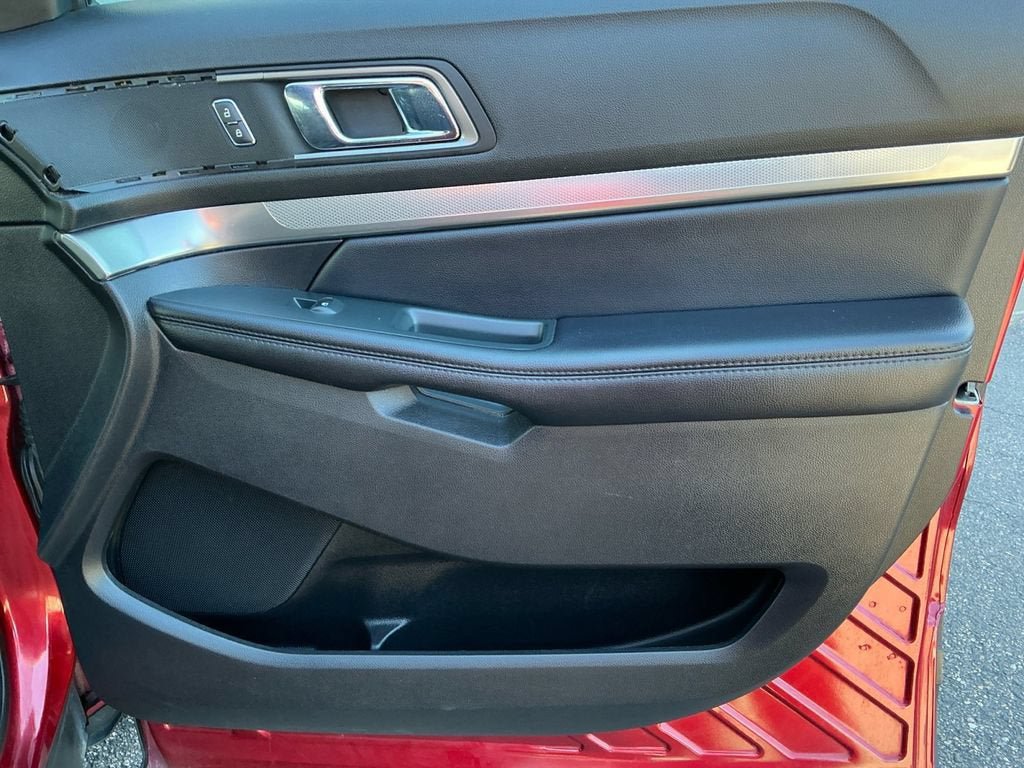 Used 2018 Ford Explorer XLT AWD/4WD image 16