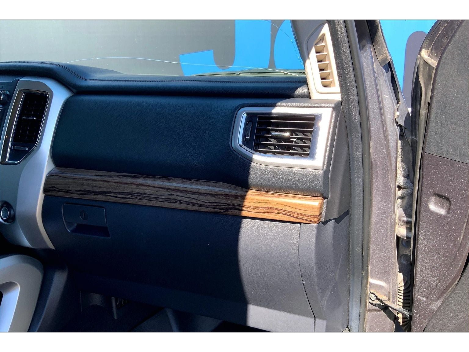 Used 2016 Nissan Titan SL AWD/4WD image 18