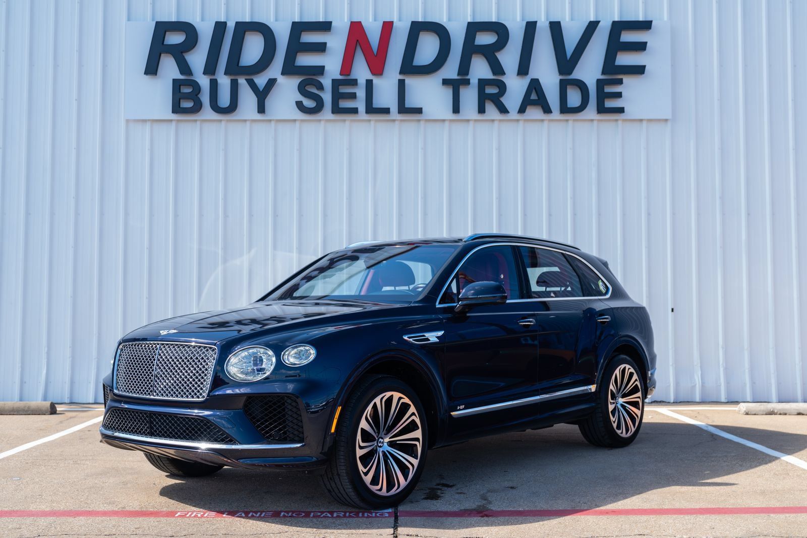 Used 2021 Bentley Bentayga AWD/4WD image 1