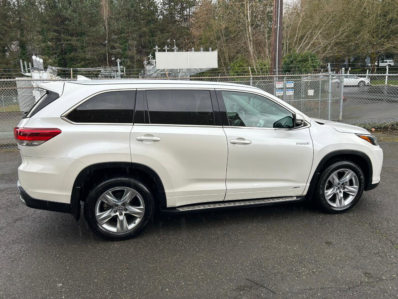 Used 2017 Toyota Highlander Limited w/ Carpet Mat Package image 4