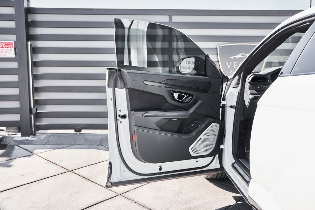 Used 2021 Lamborghini Urus image 24