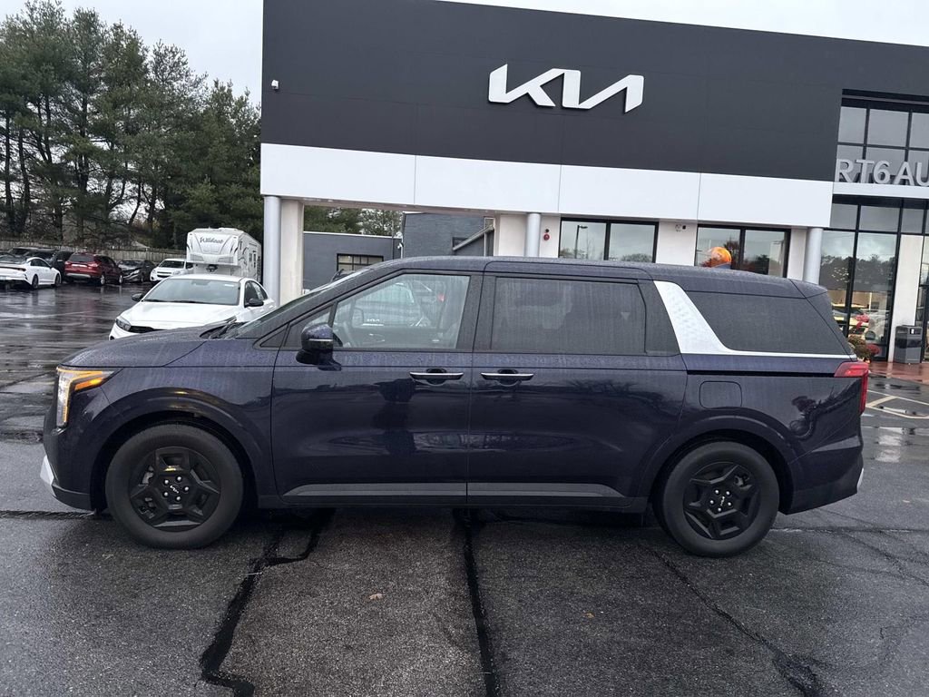 Used 2025 Kia Carnival image 2